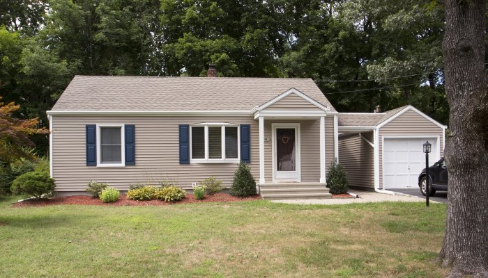 41 Meadowpark Avenue E, Stamford, CT 06905